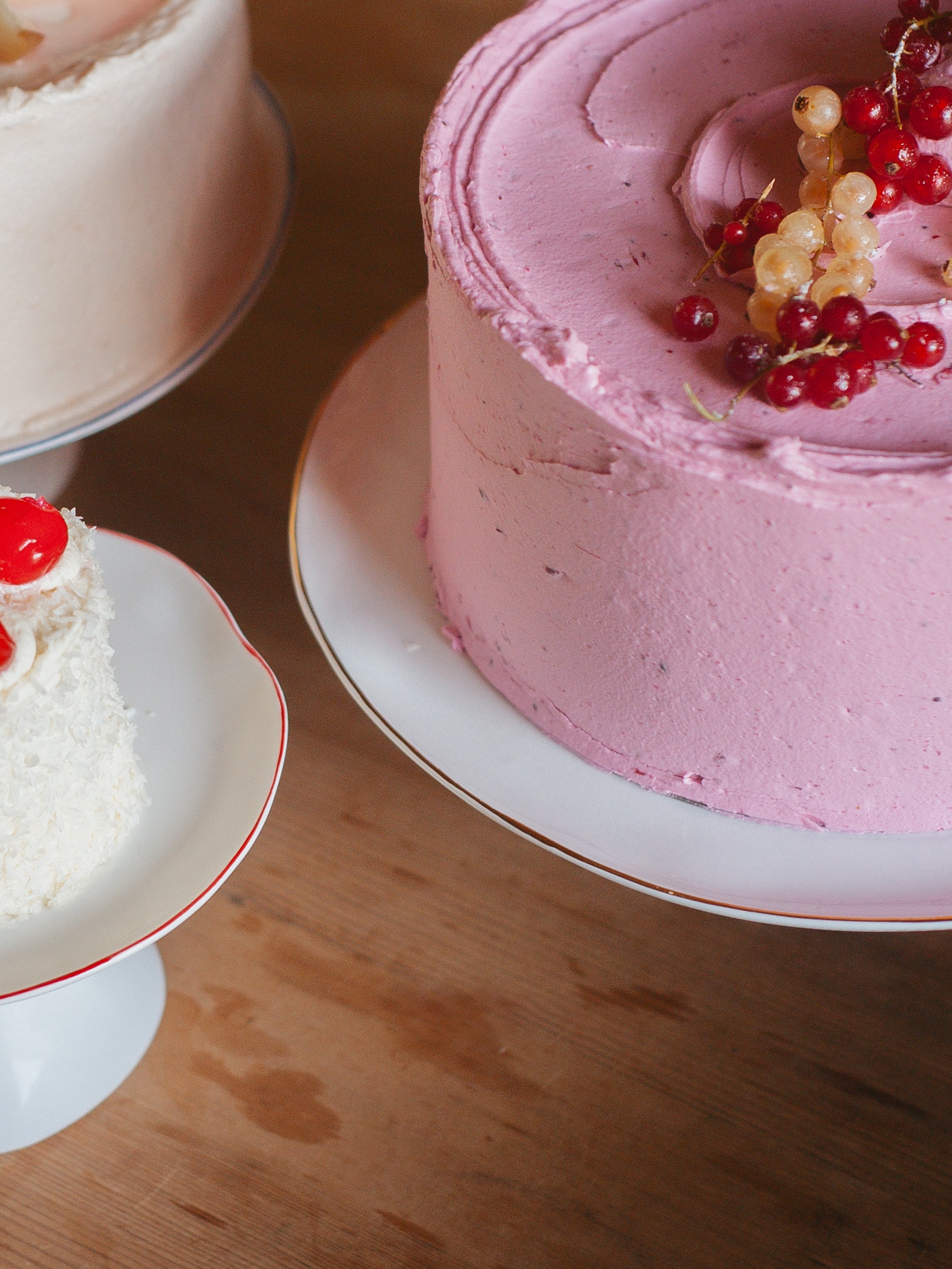 #colour_24ct gold: #colour_geranium red