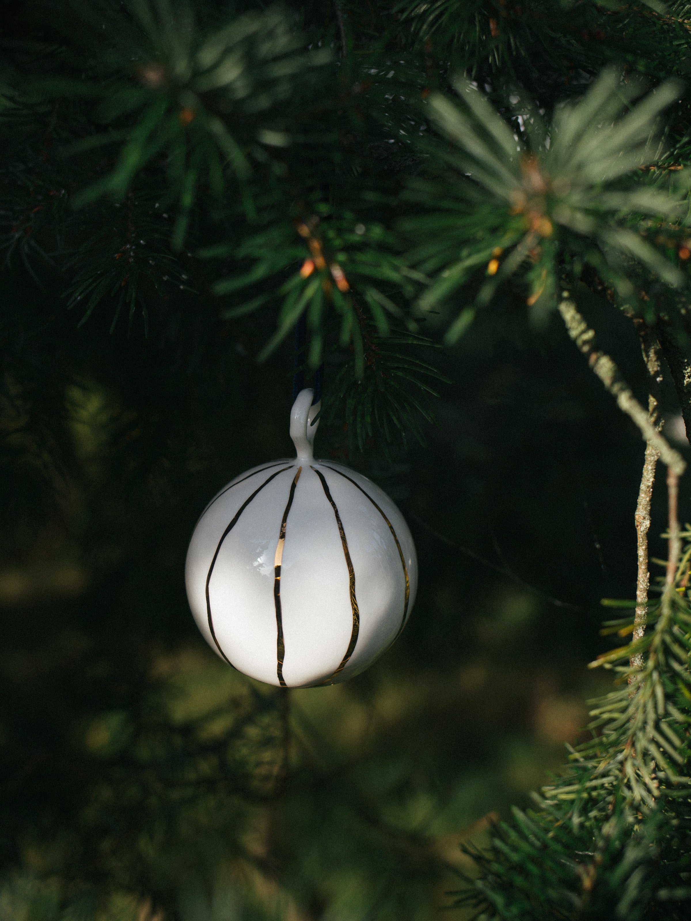 Fine Bone China Gold Bauble